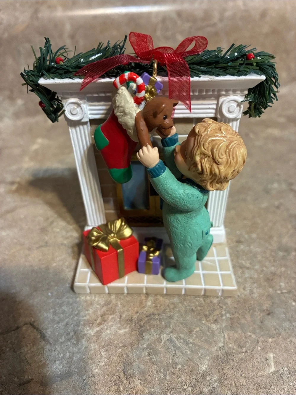 Hallmark Keepsake 2004 Reaching For Christmas